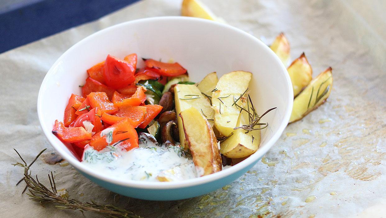 Mediterranes Ofengemüse mit einem Joghurt-Zitronen-Dill-Dressing