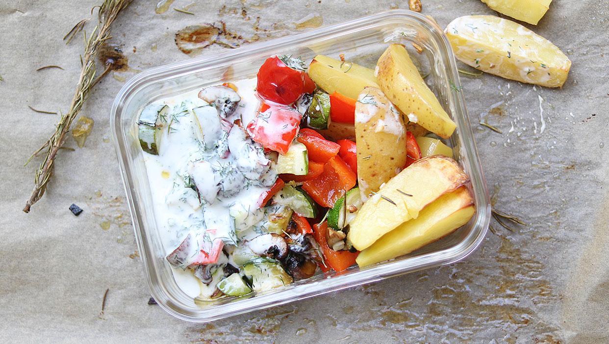 Mediterranes Ofengemüse mit einem Joghurt-Zitronen-Dill-Dressing to go