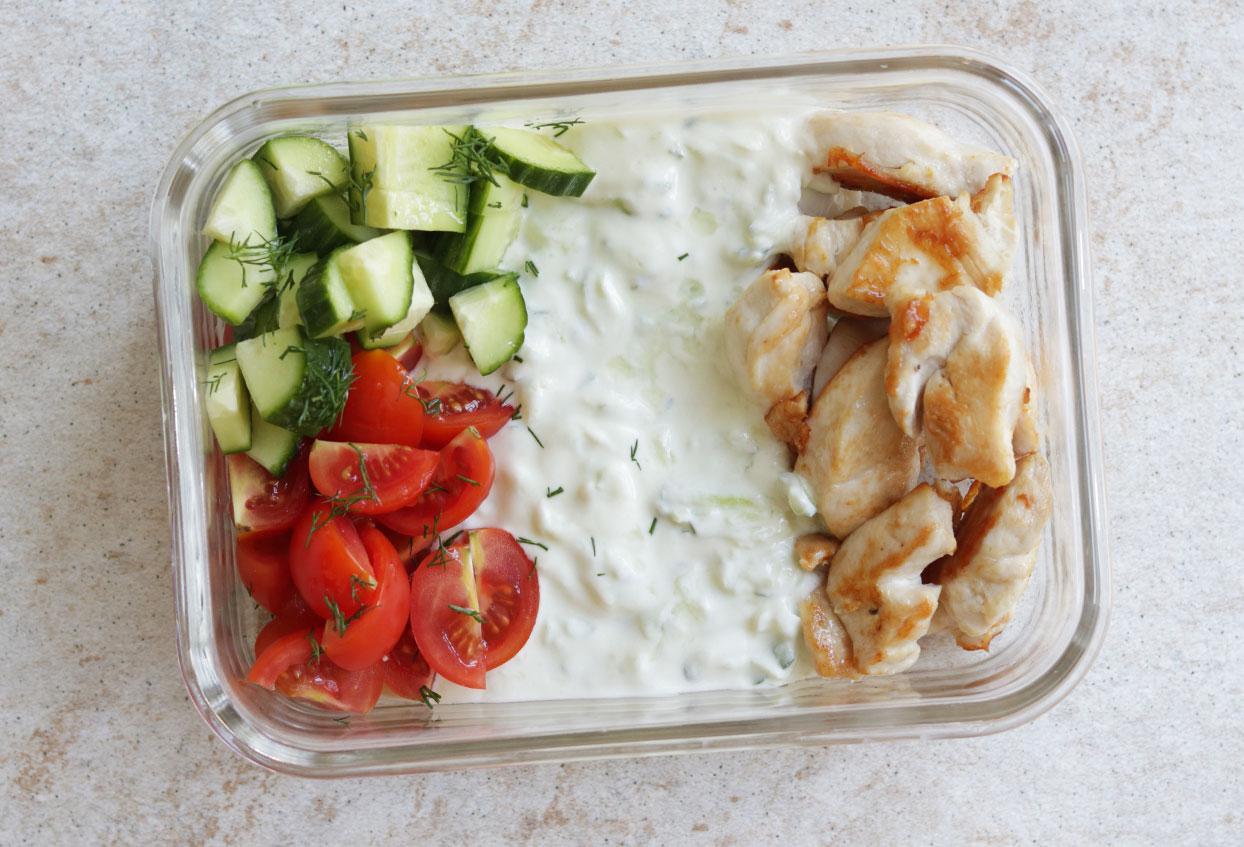 Einfaches Tzatziki mit Maishühnchenwürfeln und Gemüse to-go