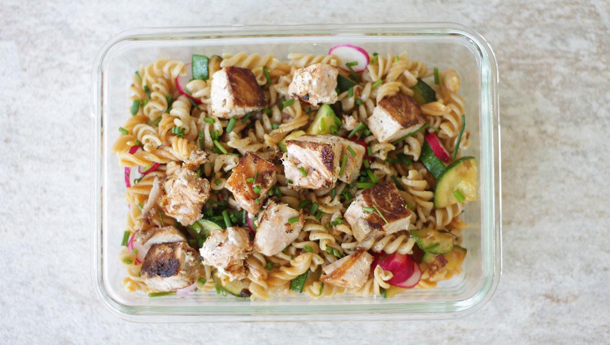 Mediterrane Vollkornnudeln mit Zucchini und Lachswürfeln
