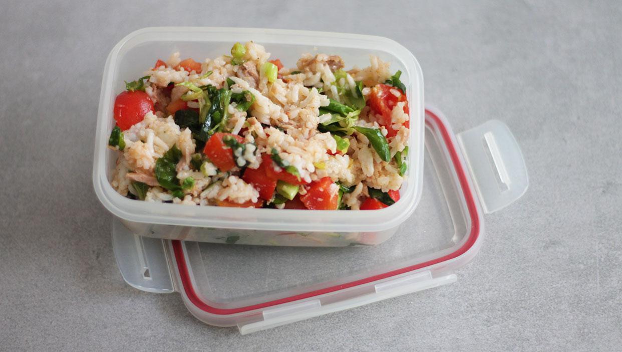 Vollkornreissalat mit Thunfisch und Cherry-Tomaten to-go