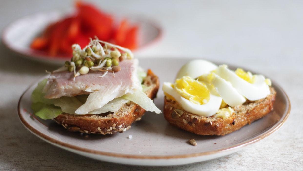 Vollkornbrötchen mit Forellenfilet und gekochtem Ei