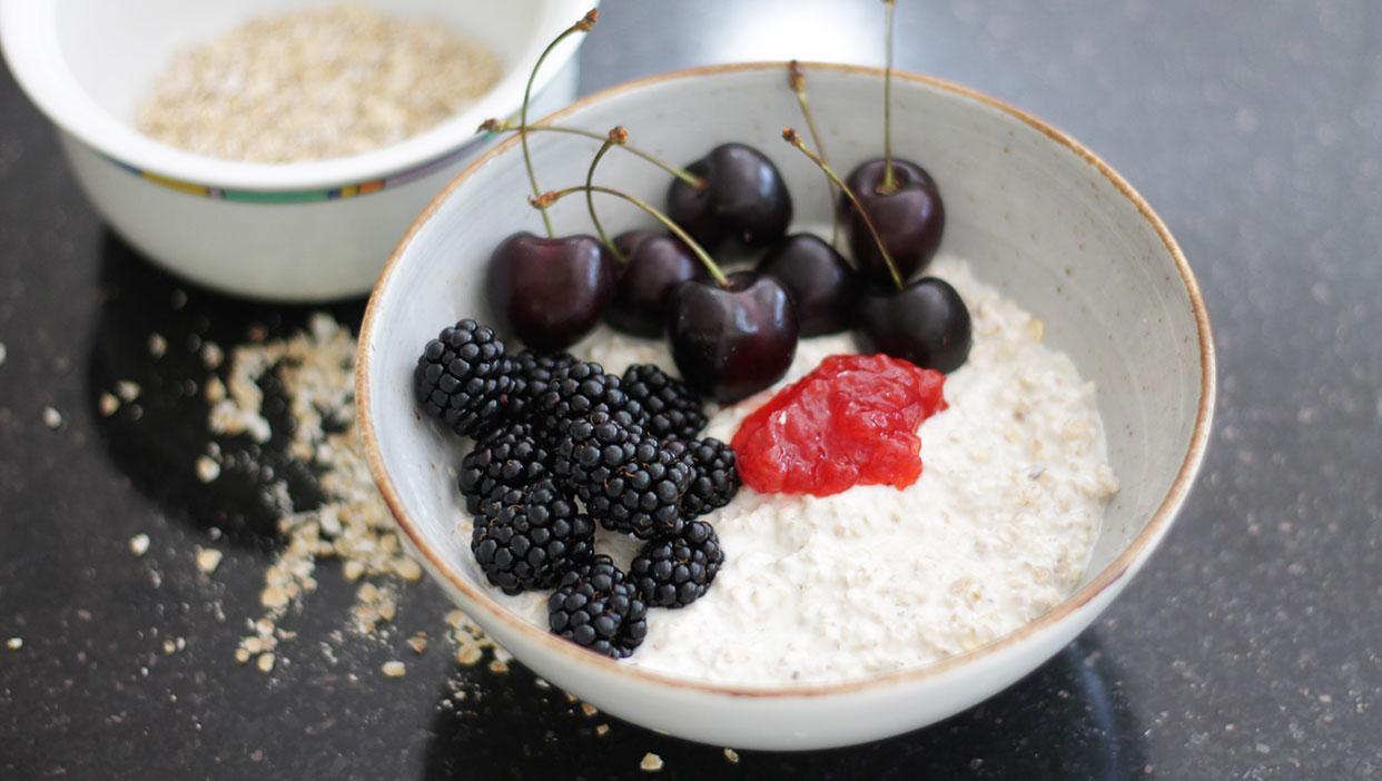 Cremiges Haferflocken-Naturjoghurt-Frühstück