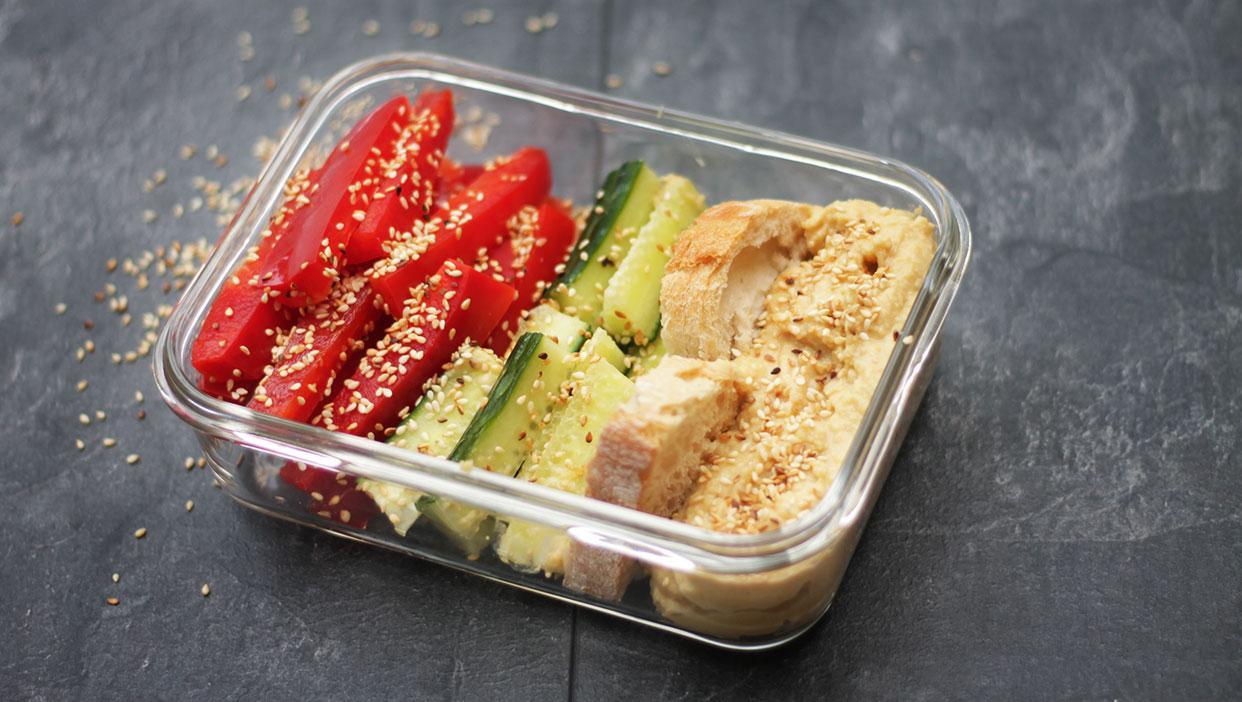 Köstlicher Hummus mit Gemüsesticks und geröstetem Sesam to-go