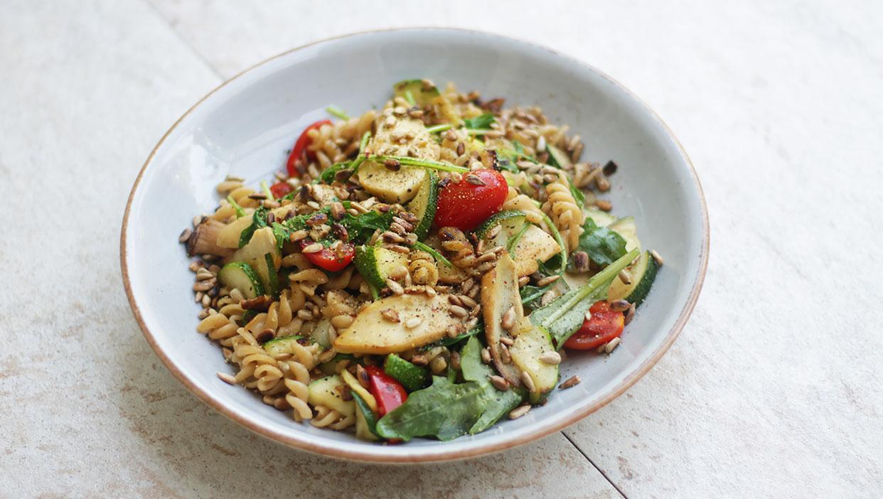 Mediterrane Vollkornspirellis mit Rucola und gerösteten Sonnenblumenkernen