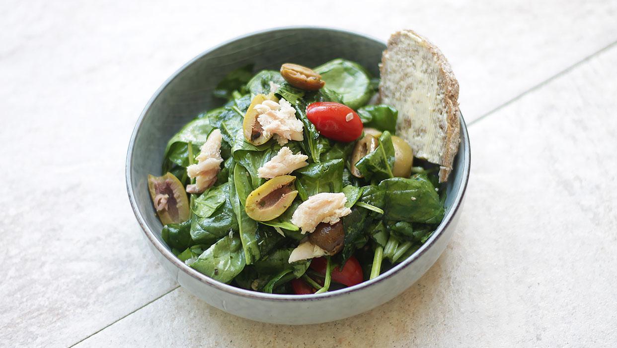 Mediterraner Spinatsalat mit Oliven und geräucherten Forellenfilets