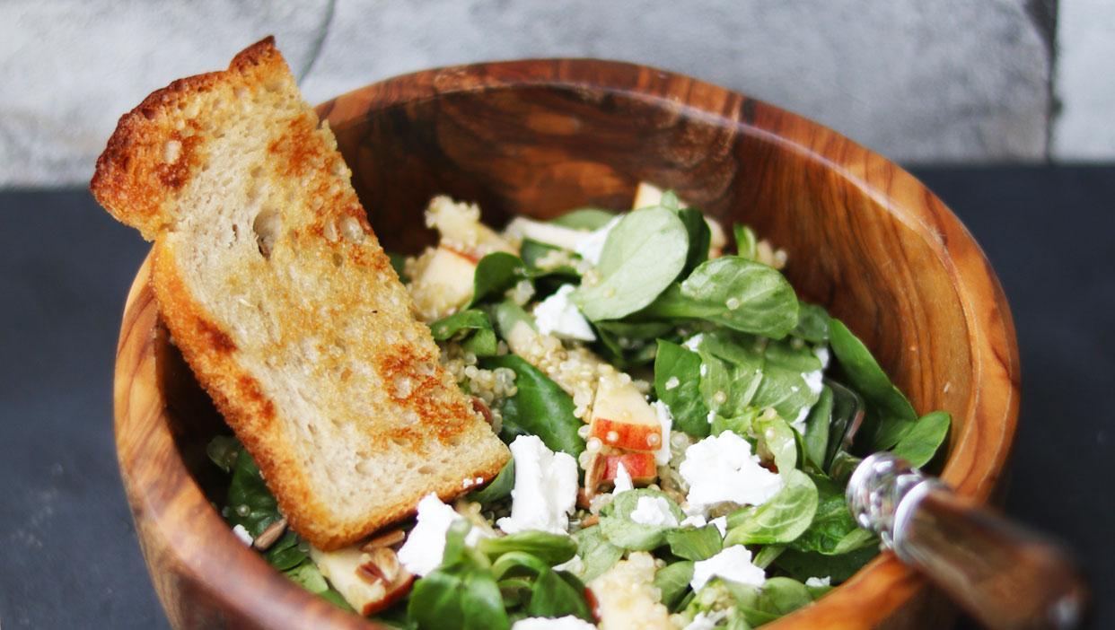 Quinoa-Feldsalat mit Ziegenfrischkäse und geröstetem Brot