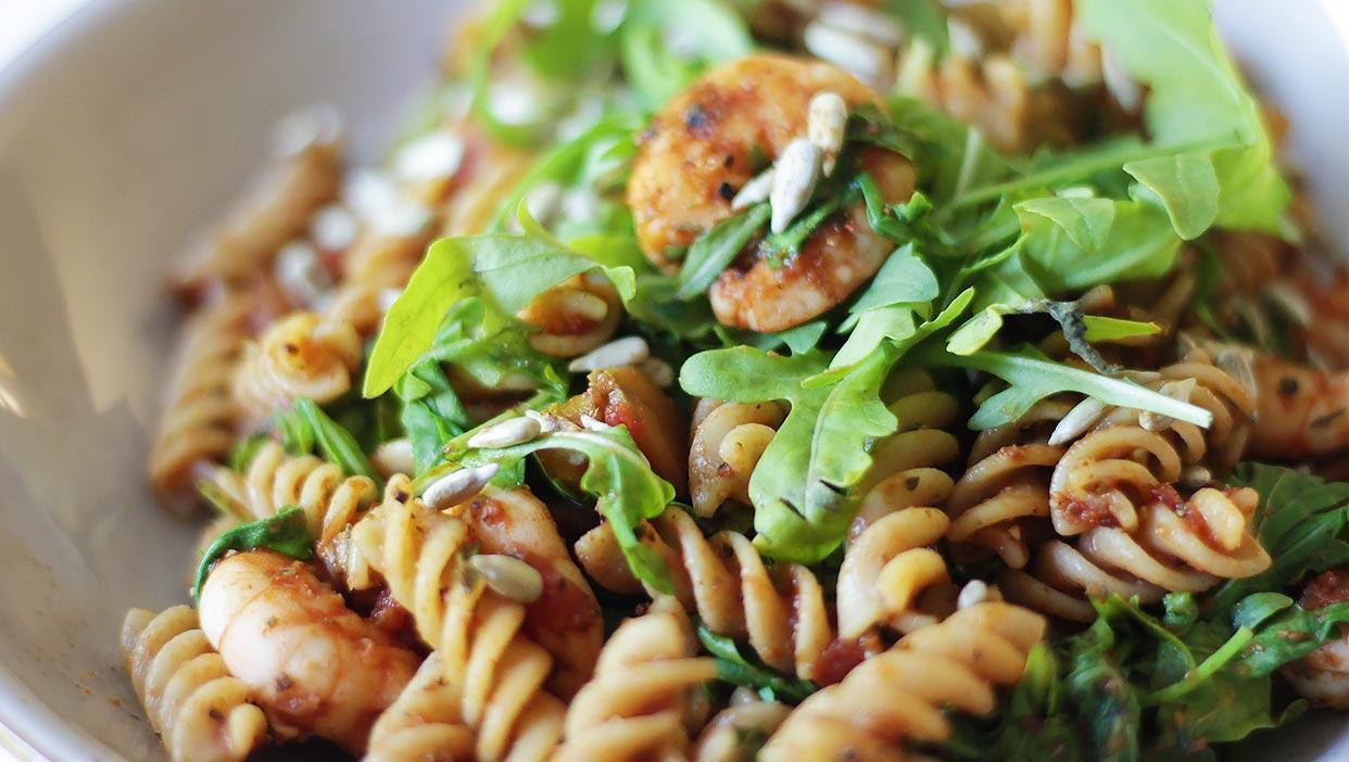 Mediterrane Vollkornpasta mit Gemüse, Rucola und Shrimps