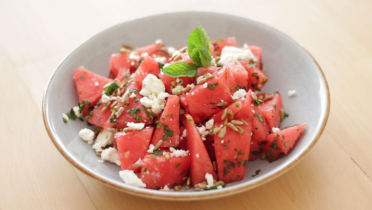 Wassermelonen-Salat mit gerösteten Sonnenblumenkernen und Feta-Käse