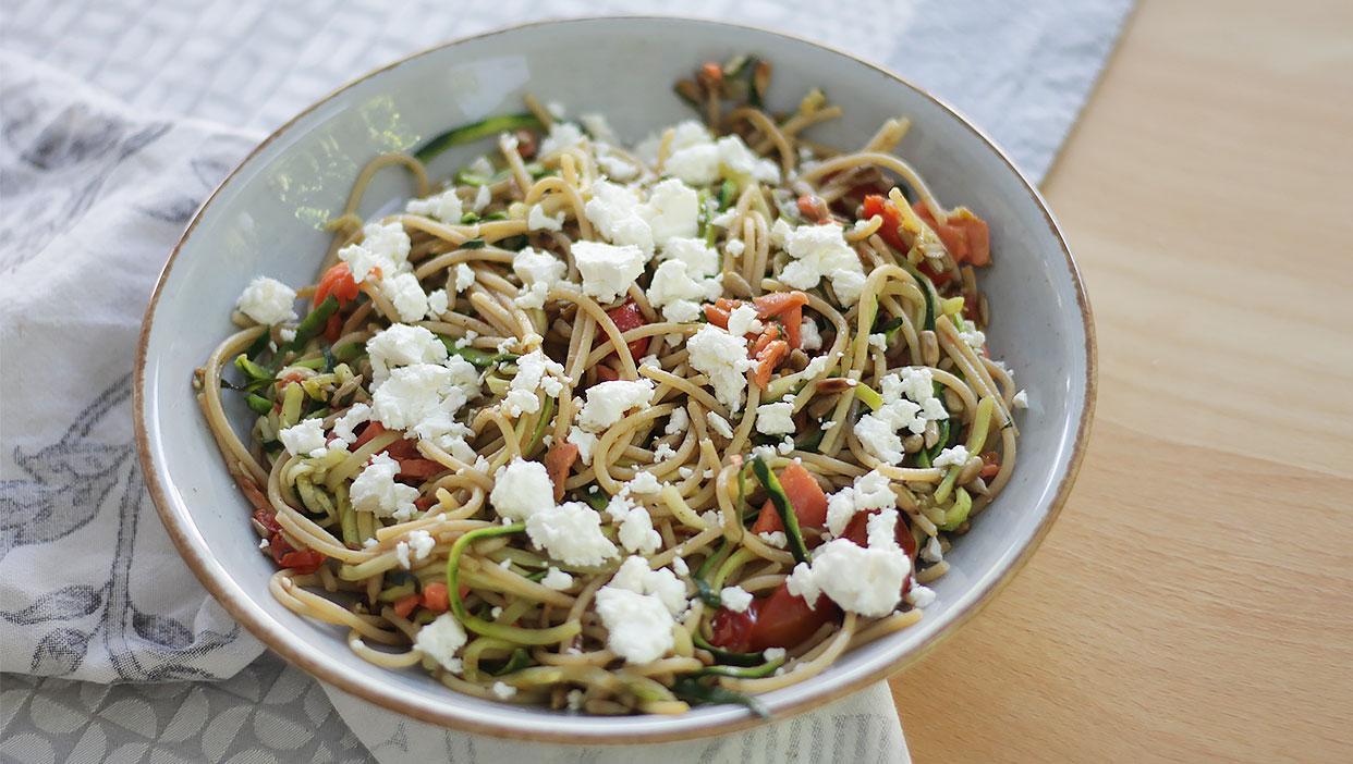 Zughetti mit Feta-Käse und Wildlachsstreifen