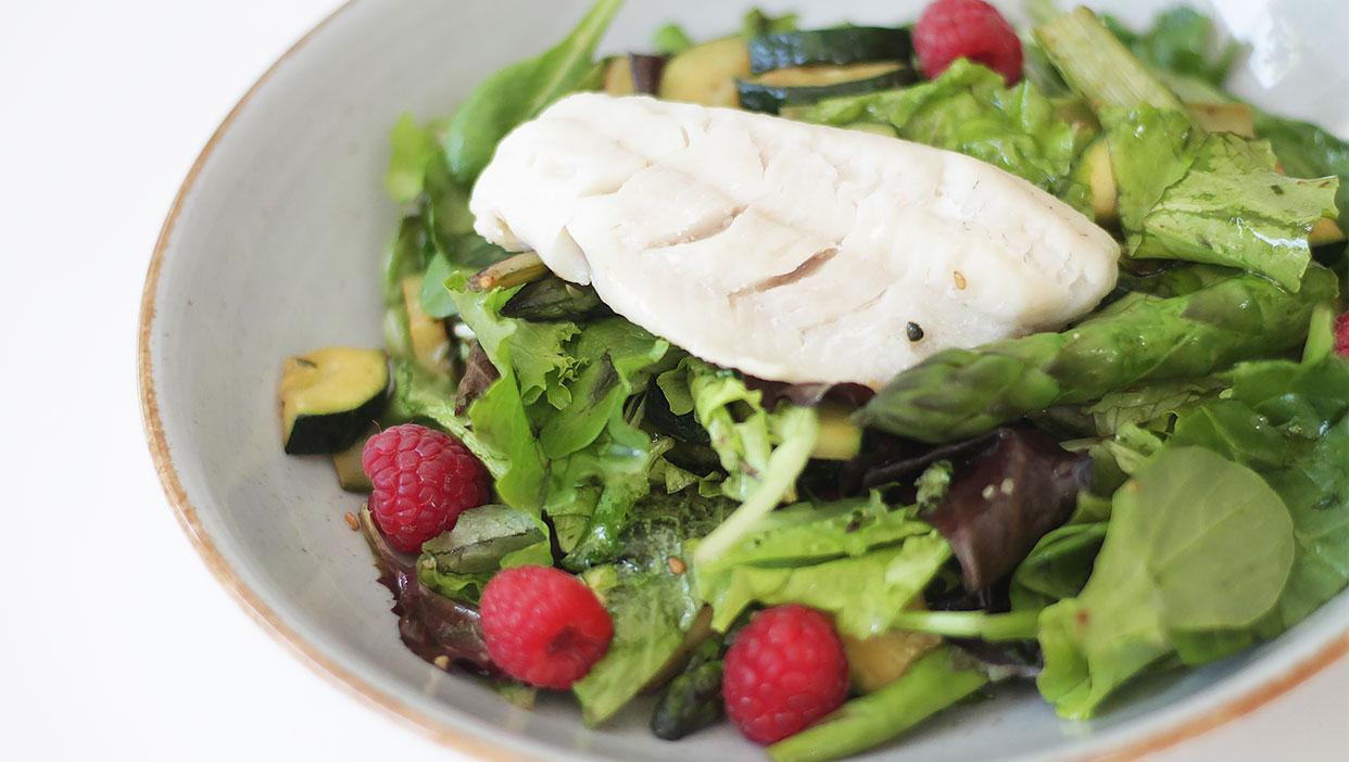 Zanderfilet auf Sommersalat mit geschmorten Gemüse und Himbeeren