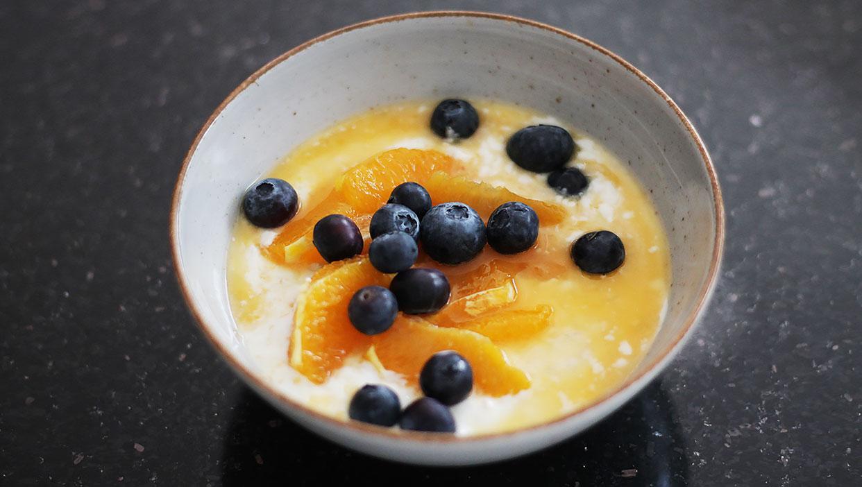 Cremiges Haferflockenfrühstück mit Orange und Blaubeeren