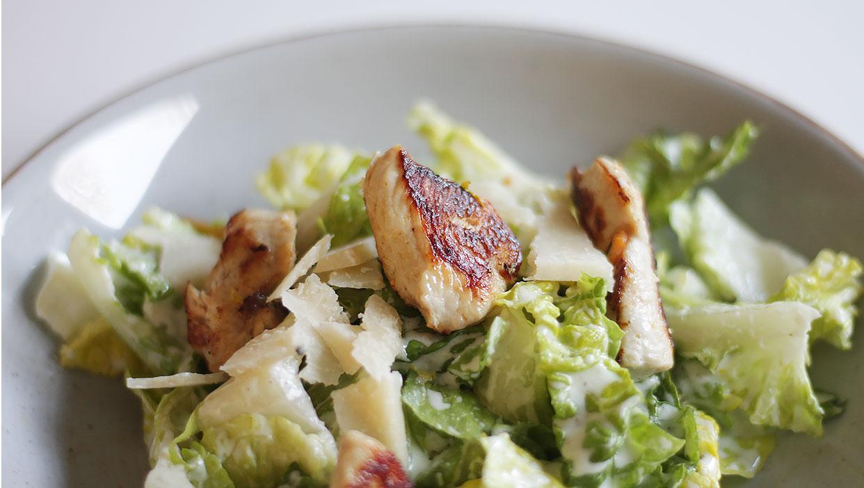 Schneller Caesar-Salat mit Maishähnchen