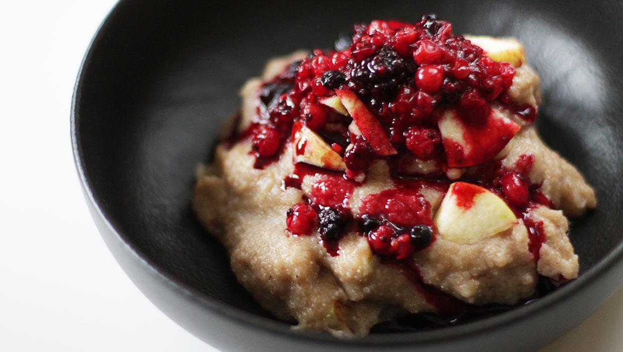 Vollkorngrießbrei mit Apfel und warmen Früchten (V)