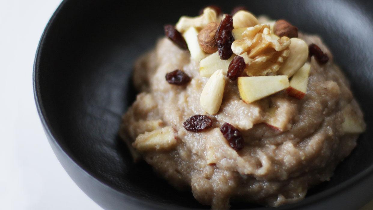 Vollkorngrießbrei mit Apfel und Studentenfutter