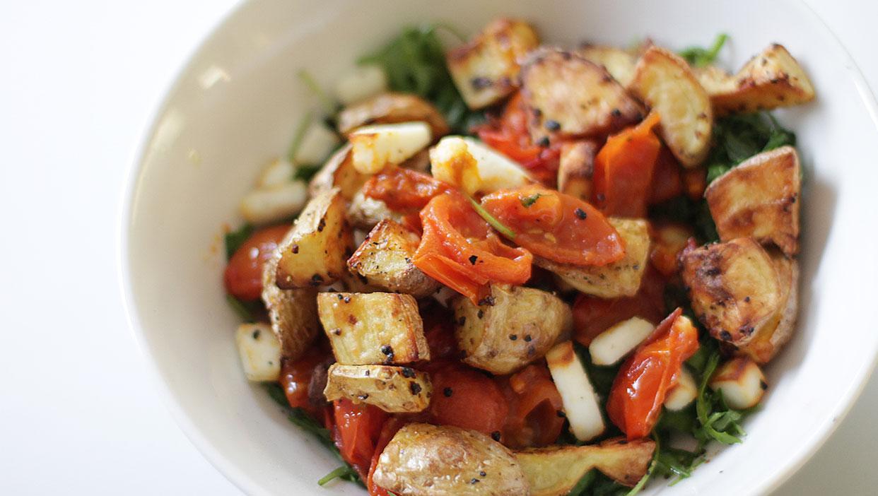 Schnelle mediterrane Schüssel mit Kartoffeln und Rucola