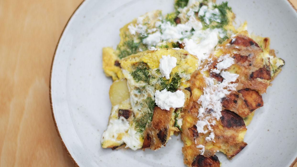 Bratkartoffelomlette mit Ziegenfrischkäse und Dill