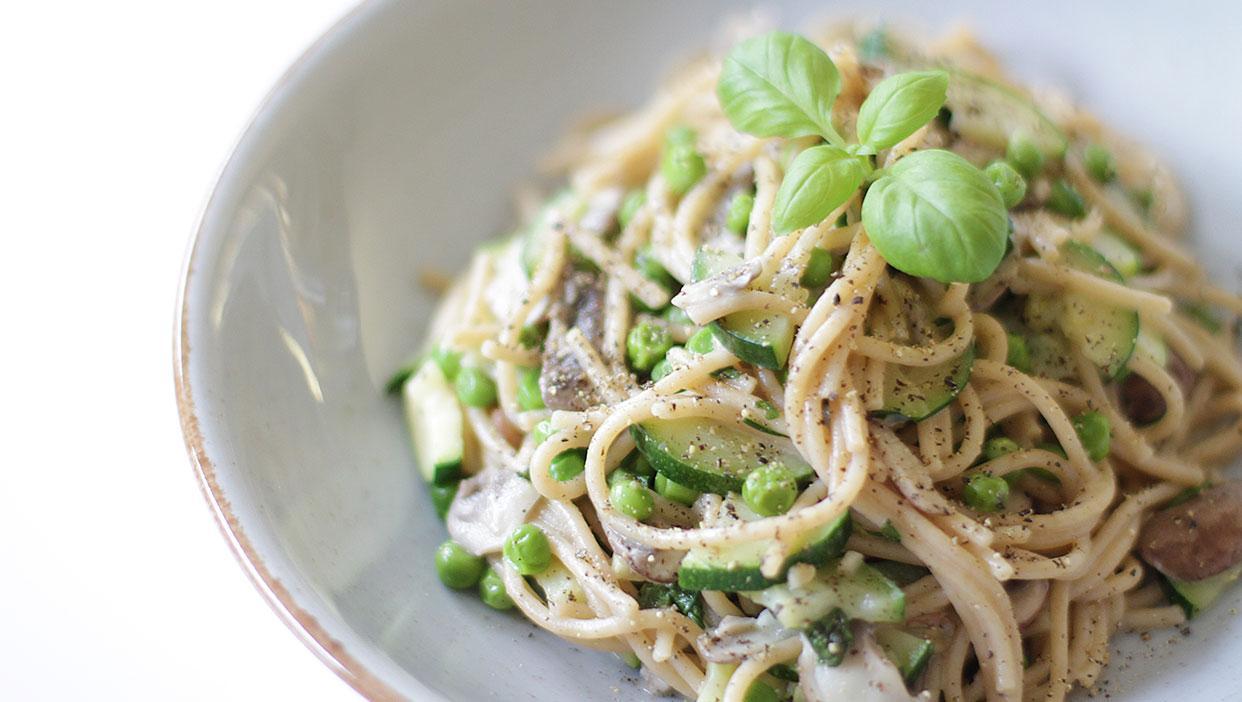 Cremige Vollkornspaghetti mit Champignons-Basilikum-Erbsen