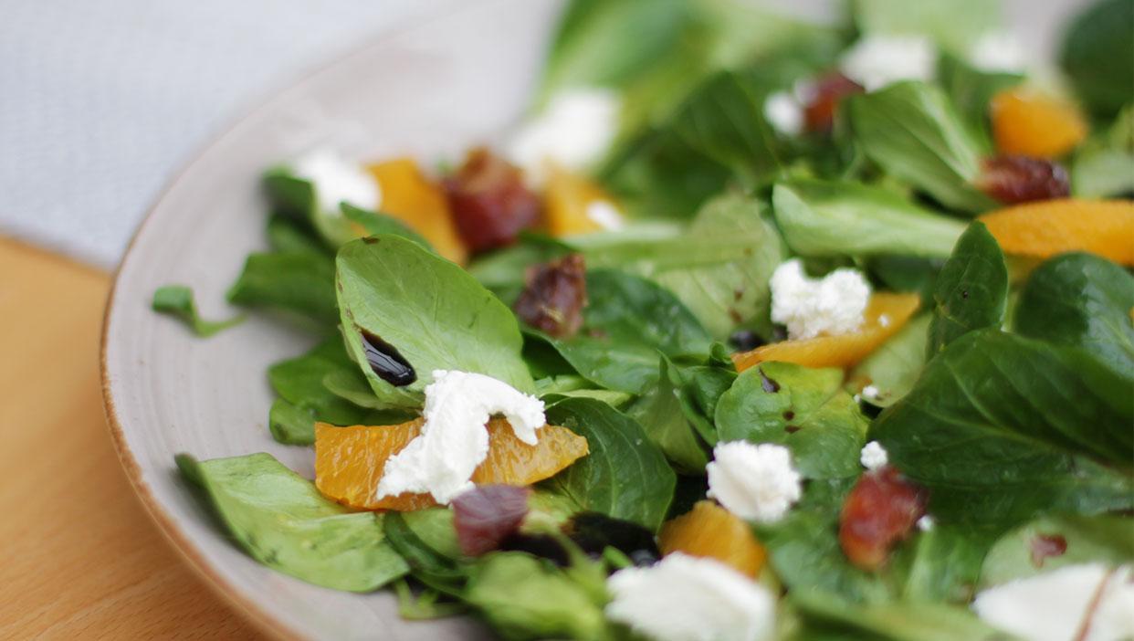 Fruchtiger Feldsalat mit Ziegenfrischkäse und Orangen