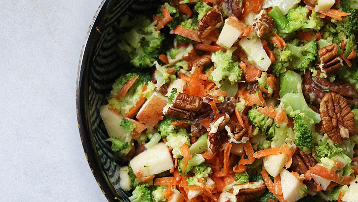 Sommerlicher Brokkolisalat mit Apfel und Pekannüssen