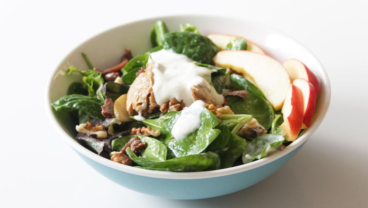 Mediterraner Salat mit Walnüssen und Joghurtdressing