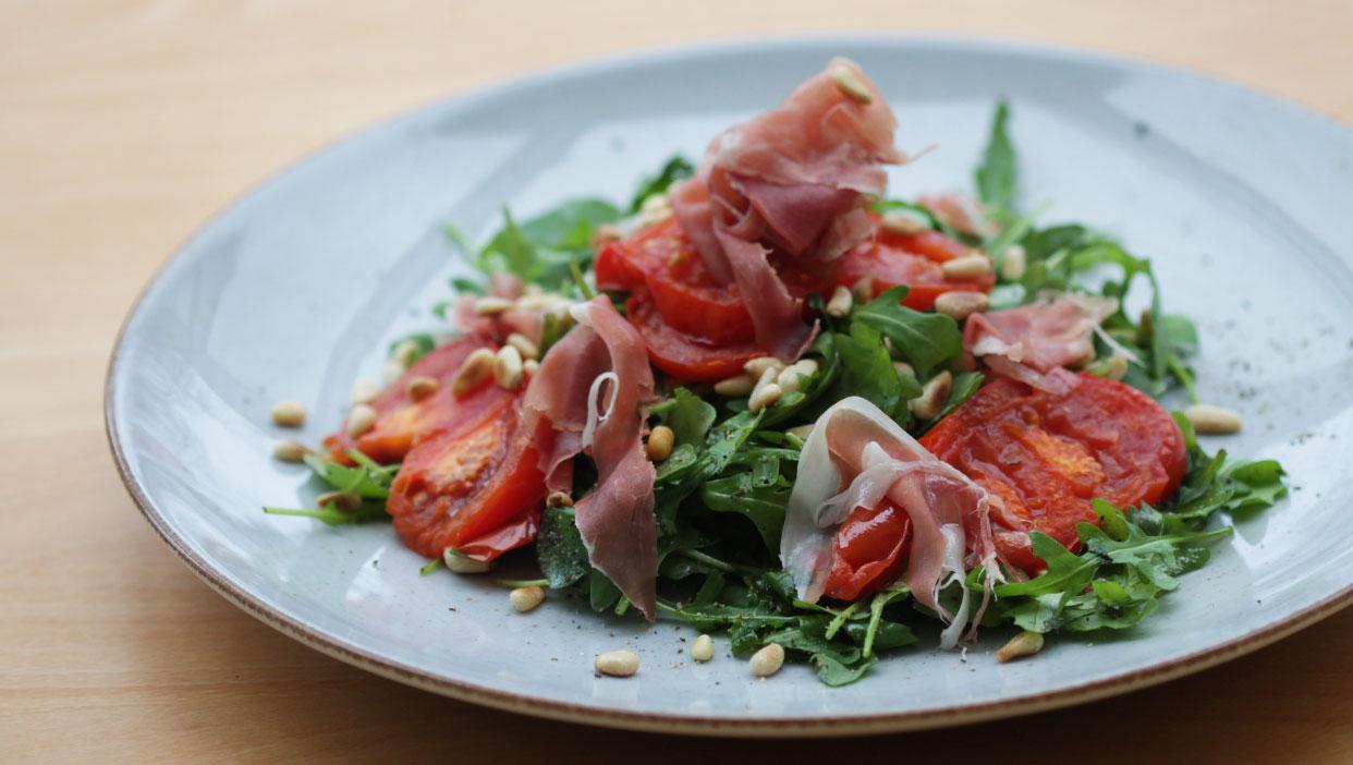 Mediterraner Salat mit gerösteten Pinienkernen