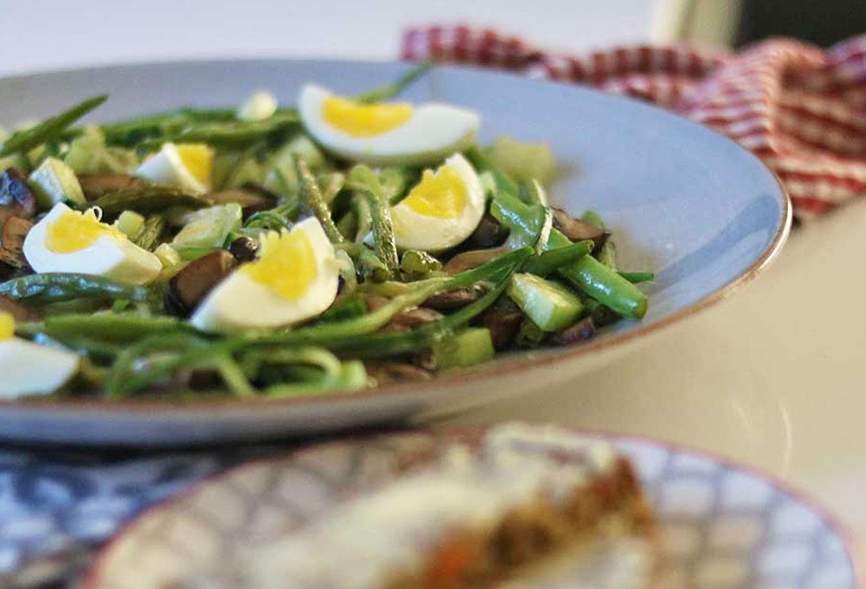 Mediterranes Gemüse mit Bio-Eiern und Vollkornbrot