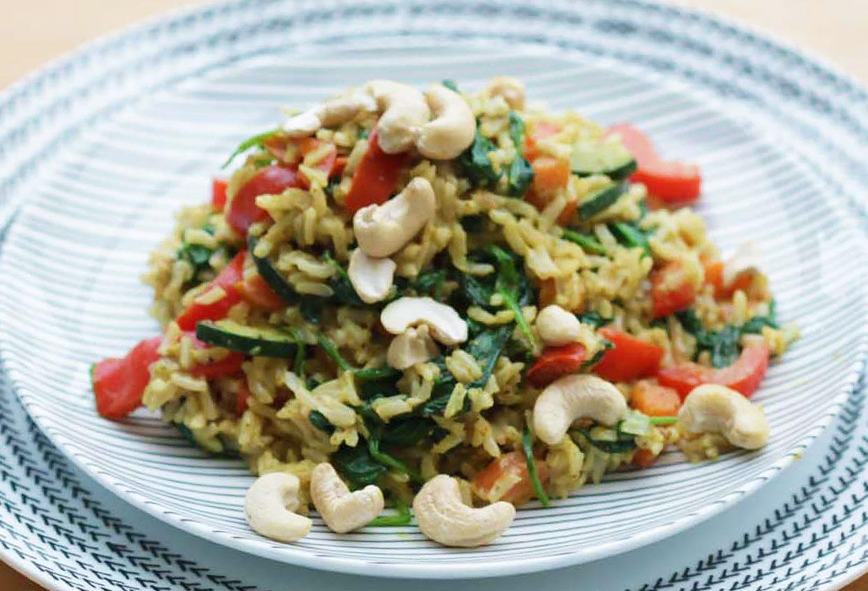 Vollkornreis-Curry-Pfanne mit thailändischem Touch