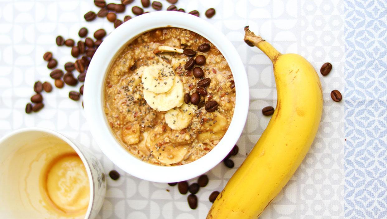 Kaffee-Bananen-Dattel-Frühstück à la Foodoholic