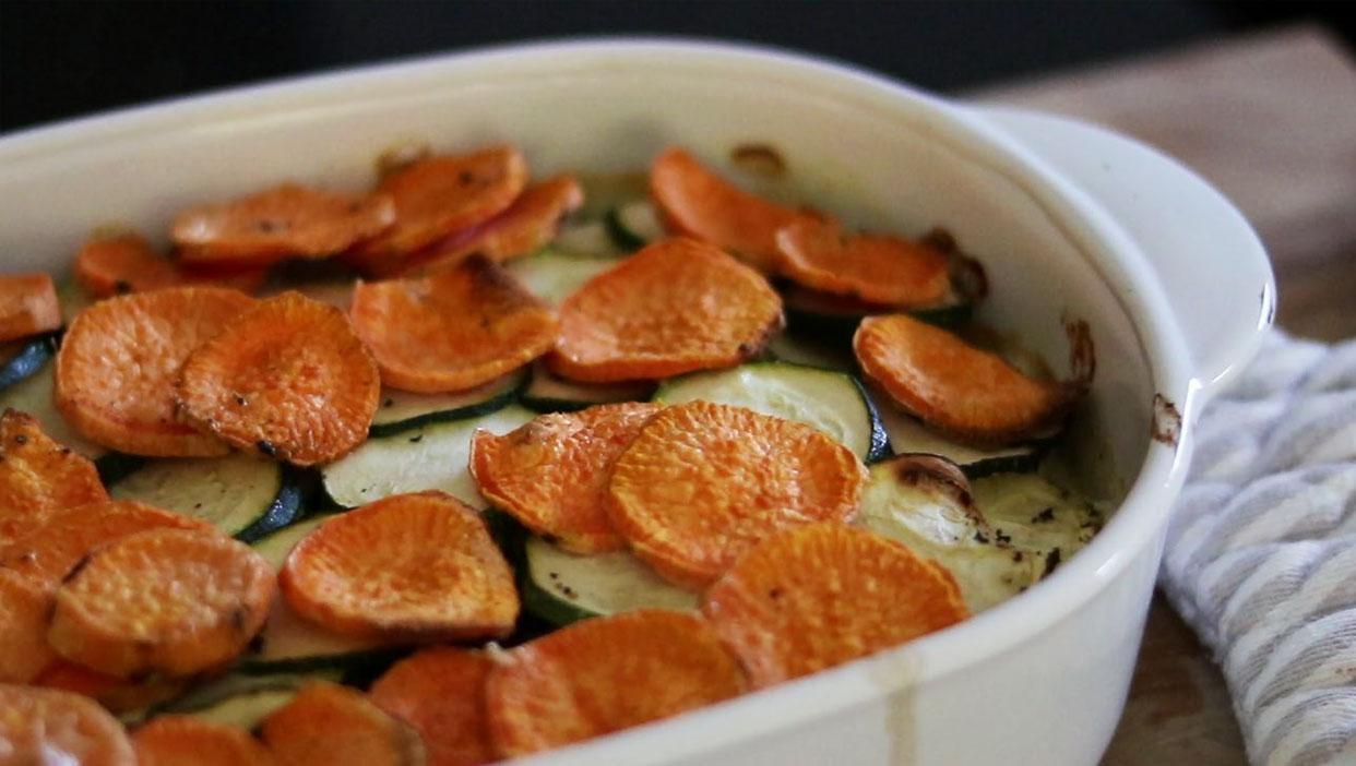Geschichteter Kartoffel-Gemüsegratin in einer Sahnesauce
