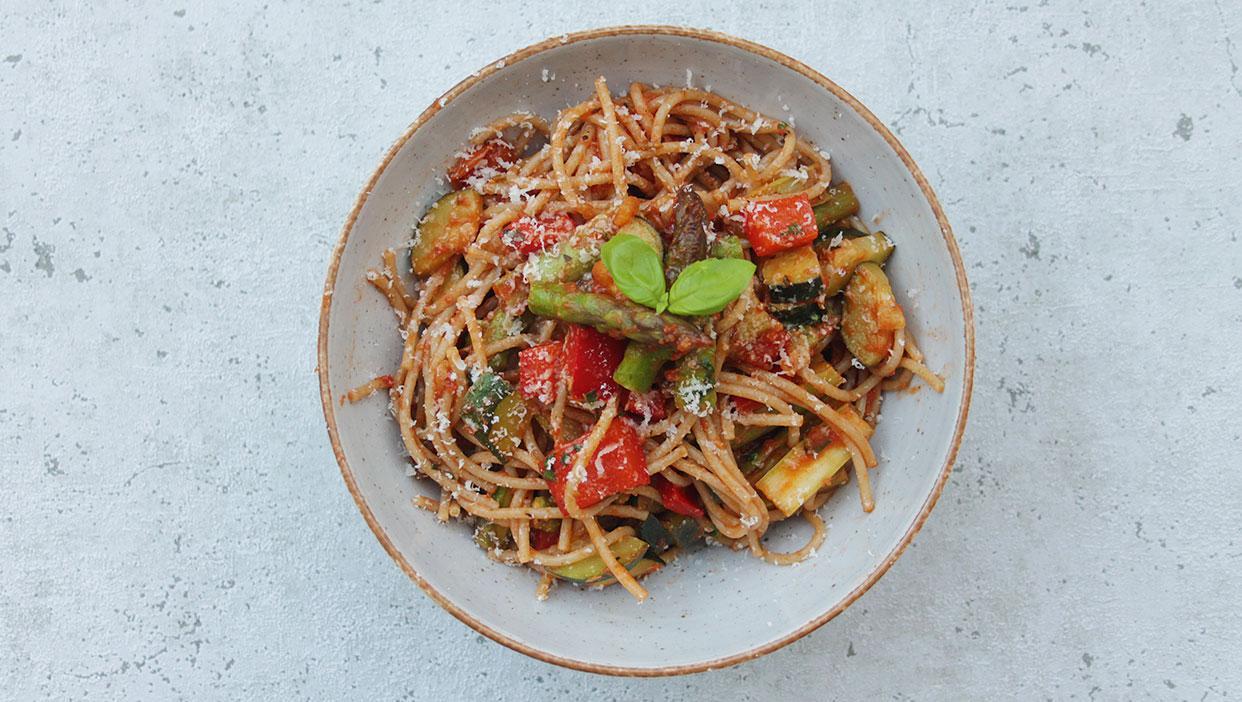 Italienische Vollkornspaghetti mit grünem Spargel und Tomaten