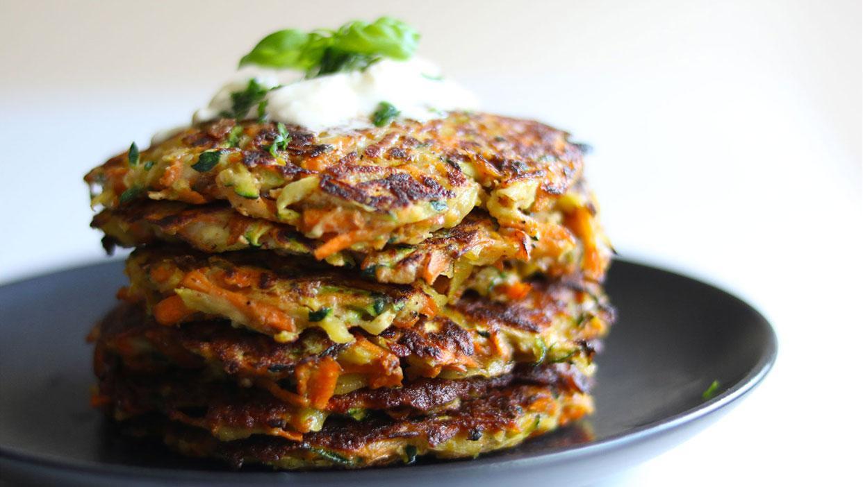 Kartoffel-Zucchini-Puffer mit Crème fraîche und Basilikum
