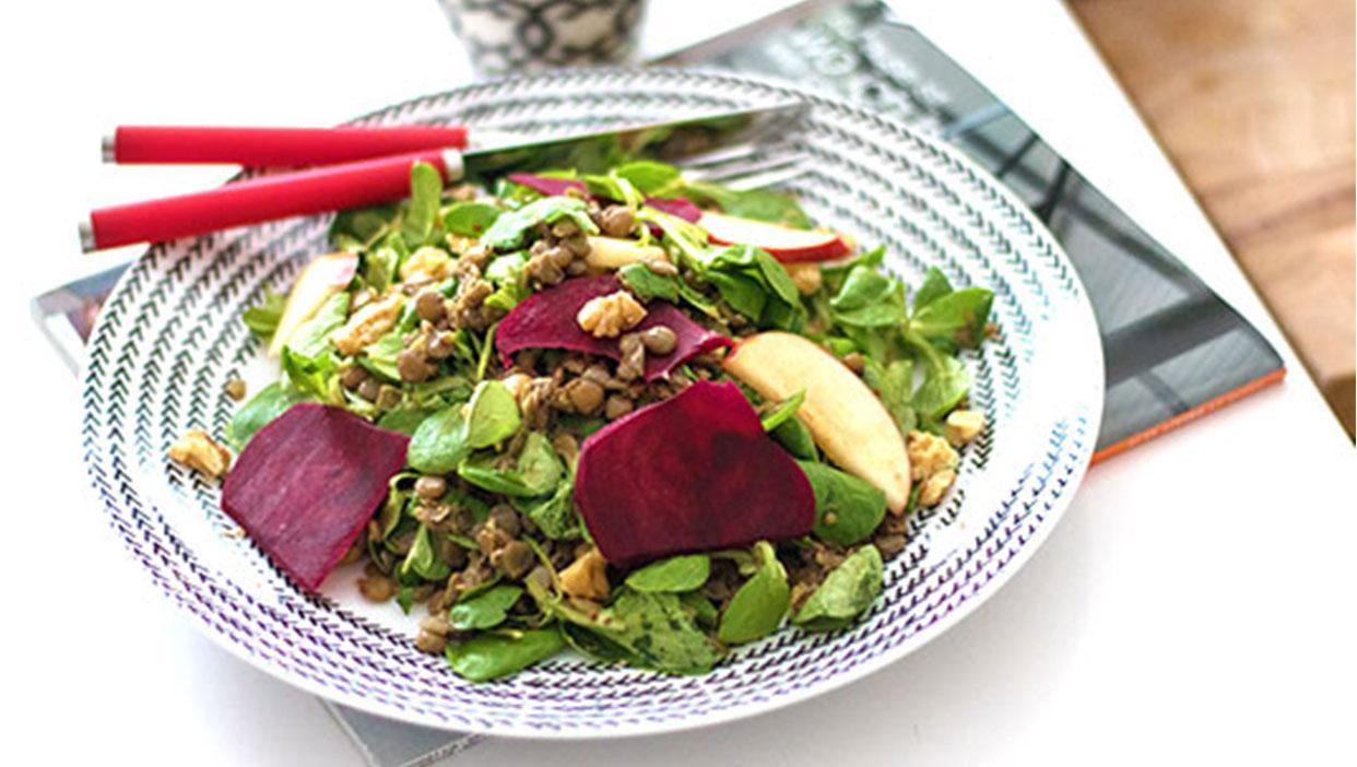 Linsen-Feldsalat mit Honig-Senf-Dressing roter Bete und Walnüssen