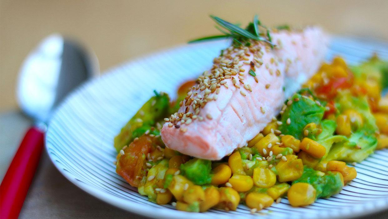 Wildlachsfilet auf köstlichem Tomaten-Avocado-Bett