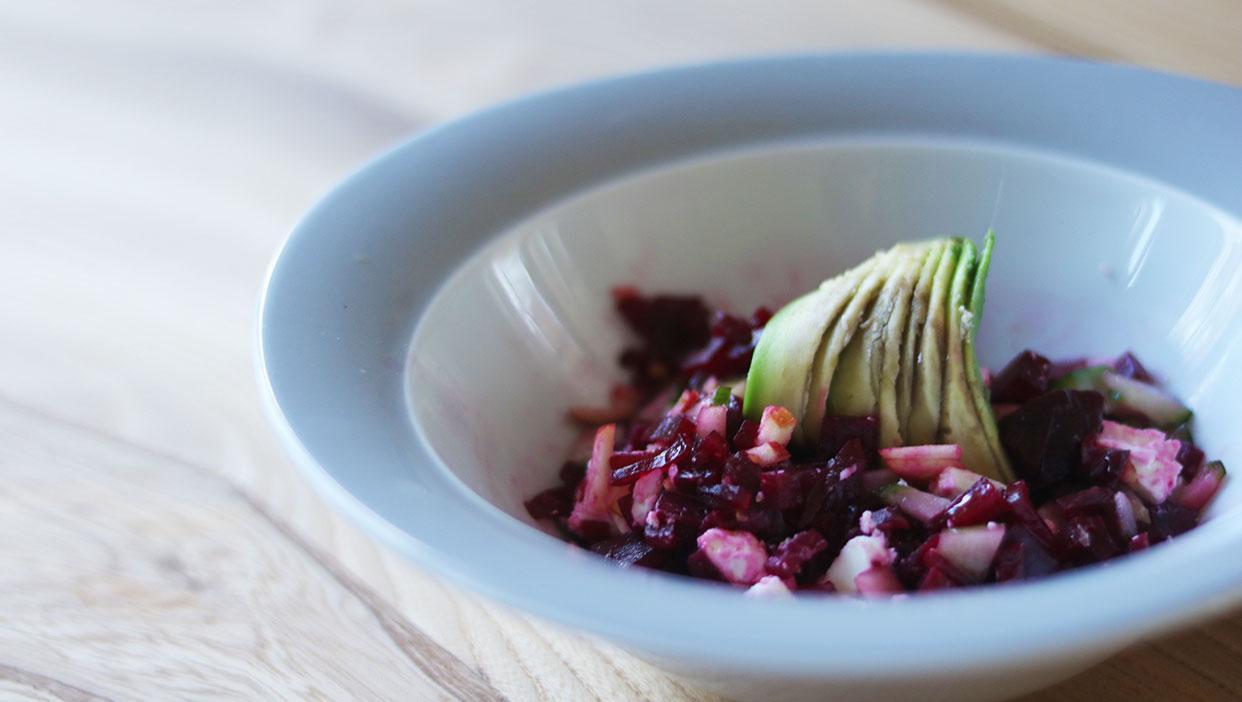 Rote Bete-Apfel-Salat mit Schafskäse und Avocado