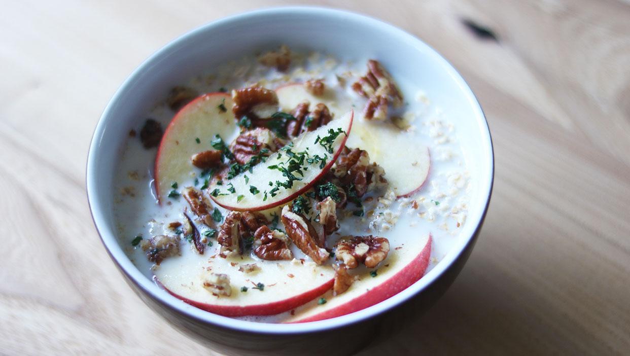 Apfel-Haferflockenfrühstück mit Honig
