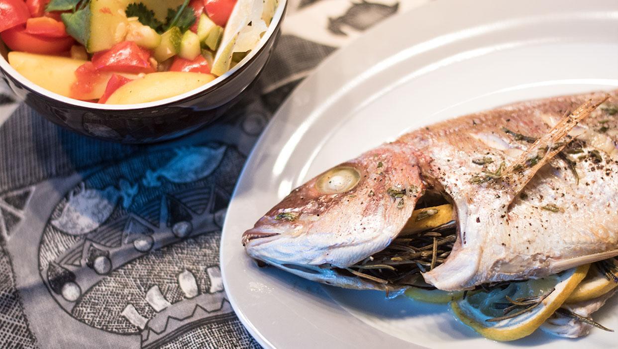 Einfache Dorade mit Ofengemüse