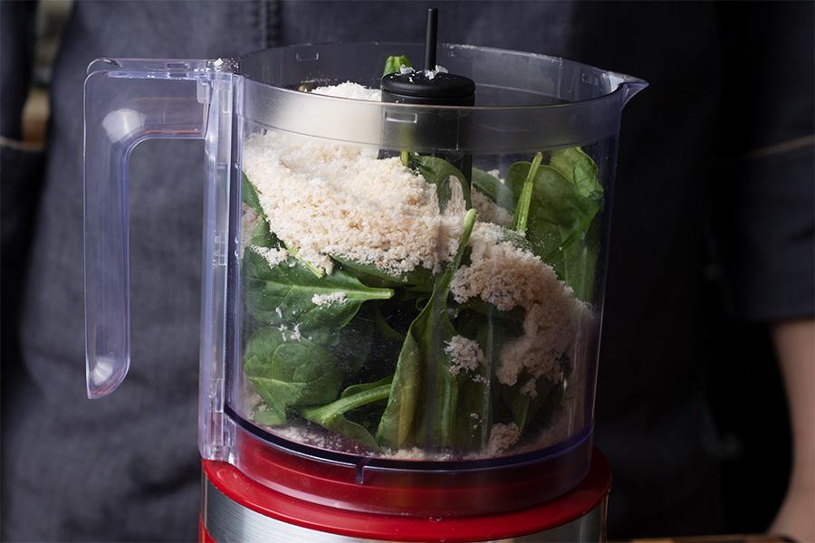 Ausgebackenes Ei auf Parmesan-Sahne-Sauce - Schritt 1