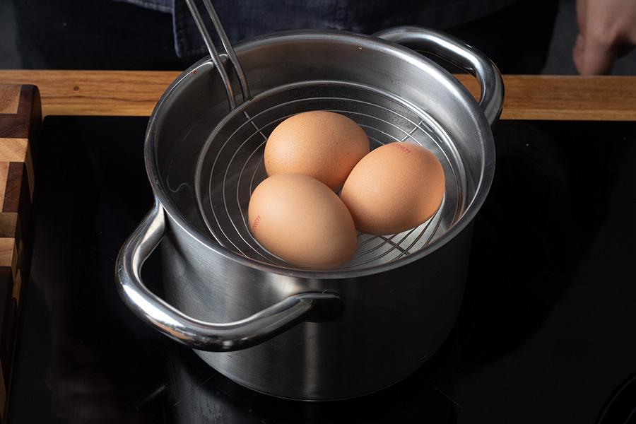 Ausgebackenes Ei auf Parmesan-Sahne-Sauce - Schritt 3