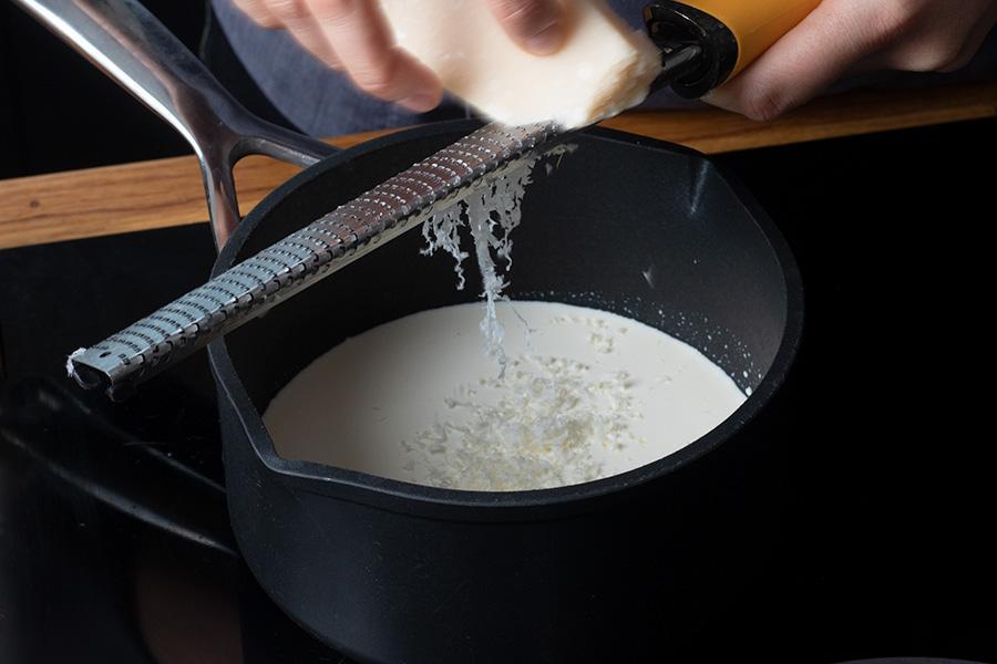 Ausgebackenes Ei auf Parmesan-Sahne-Sauce - Schritt 4