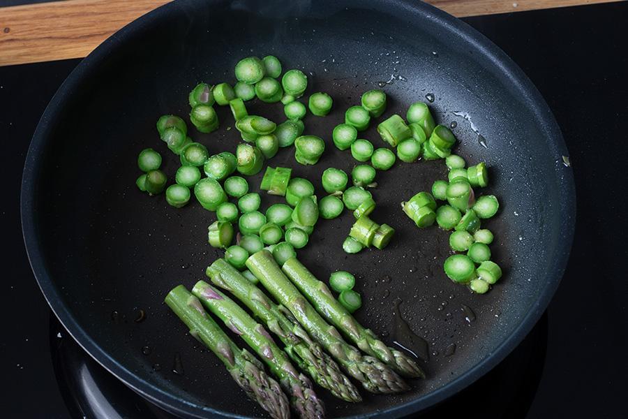 Ausgebackenes Ei auf Parmesan-Sahne-Sauce - Schritt 5