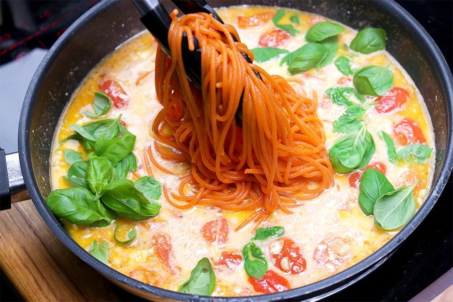 Spaghetti al Peperoncino mit Burrata-Tomaten-Sauce - Schritt 5