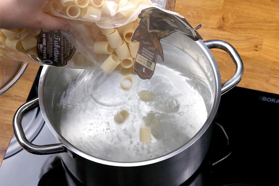 Pasta e Piselli mit Pasta O Tubettone IGP - Schritt 1