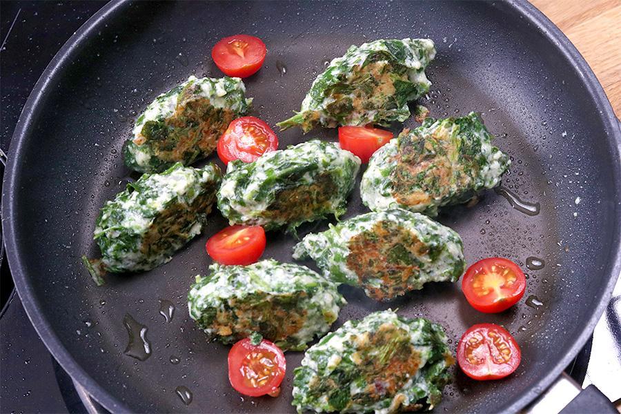 Italienische Malfatti mit Tomaten-Pinienkern-Sauce - Schritt 7