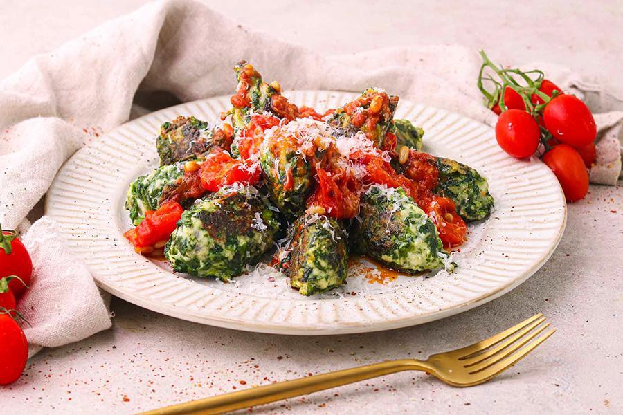 Italienische Malfatti mit Tomaten-Pinienkern-Sauce - Schritt 9