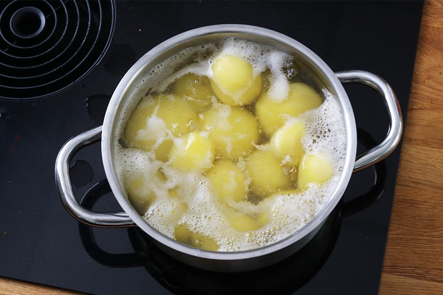 Selbstgemachte Gnocchi mit Zitronen-Petersilien-Manchego Pesto - Schritt 1