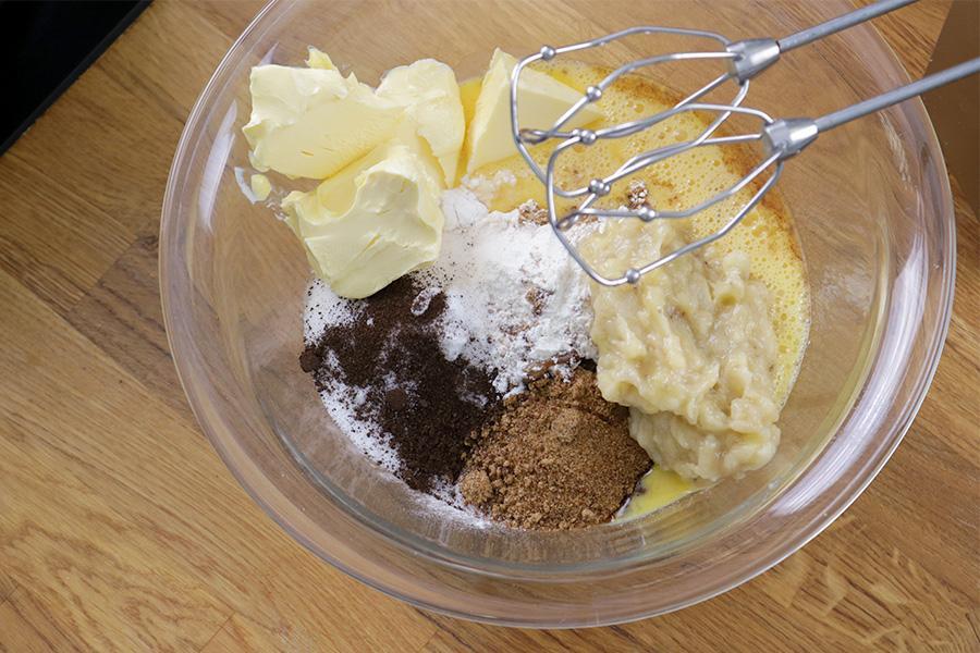 Süßes Kürbis-Bananenbrot mit angemachten Pekannüssen - Schritt 3