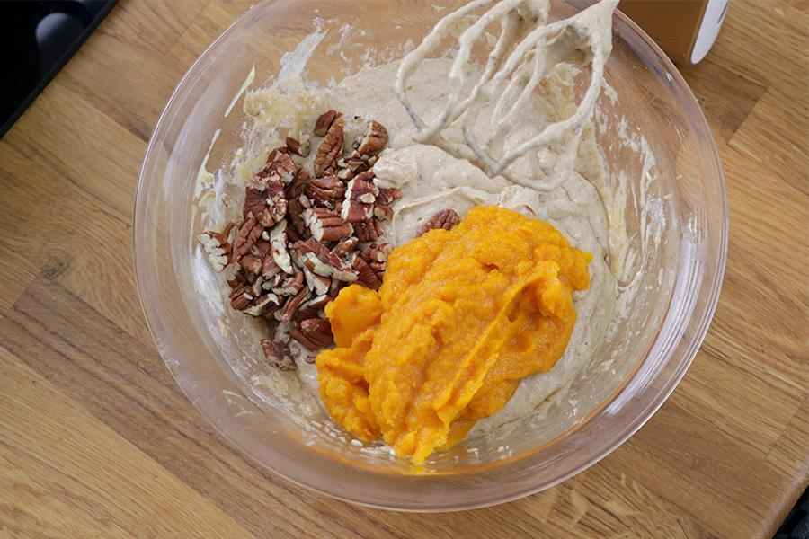 Süßes Kürbis-Bananenbrot mit angemachten Pekannüssen - Schritt 4