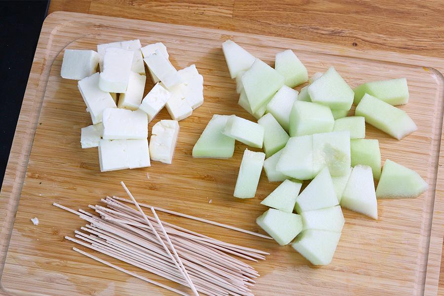 Melonen-Halloumi Spieß mit Limetten-Chili-Minzdressing - Schritt 1
