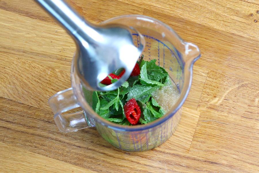 Melonen-Halloumi Spieß mit Limetten-Chili-Minzdressing - Schritt 2